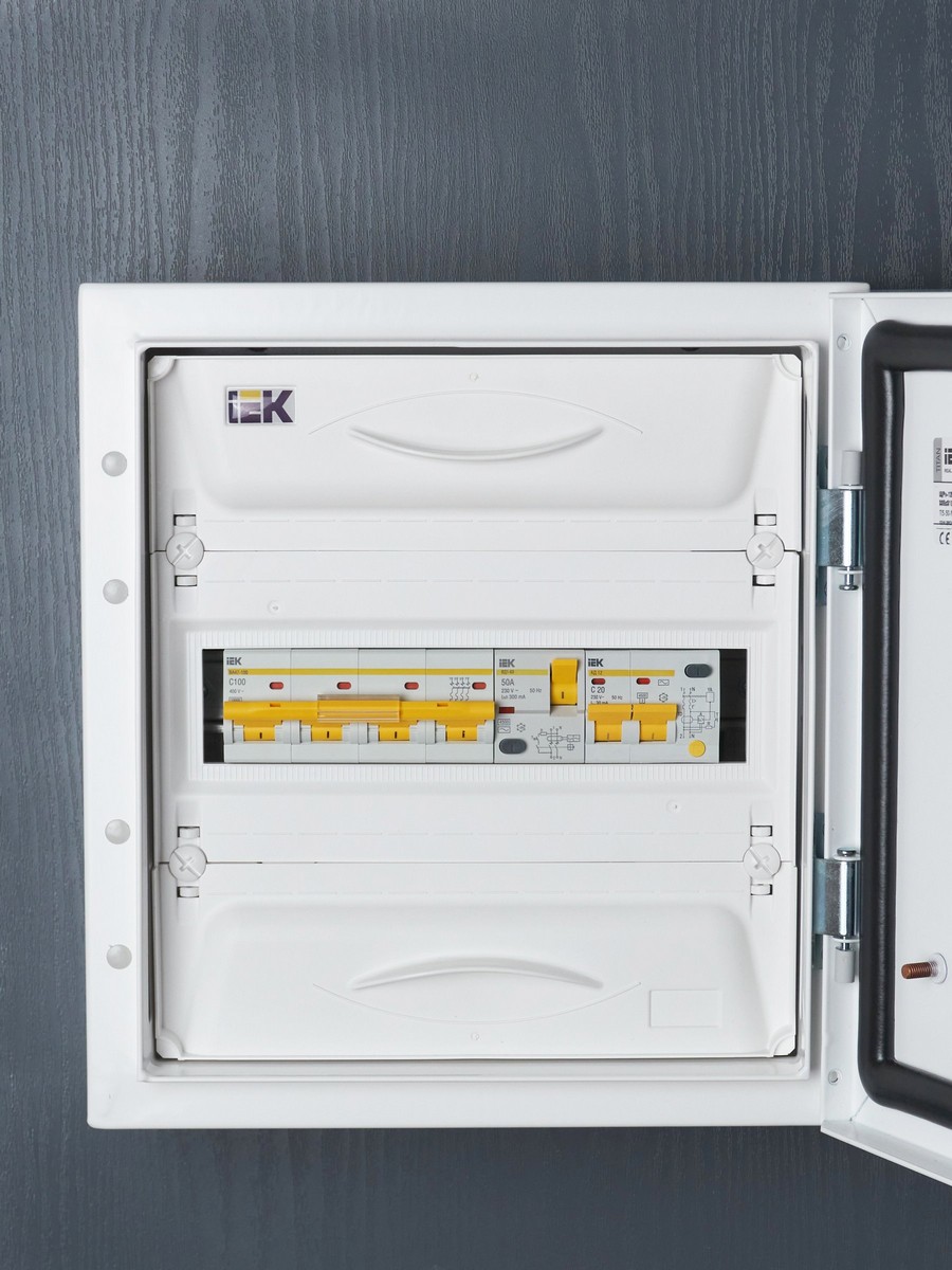 IEK Дифференциальный автоматический выключатель IEK KARAT АД12 2Р 20А 30мА MAD10-2-020-C-030 