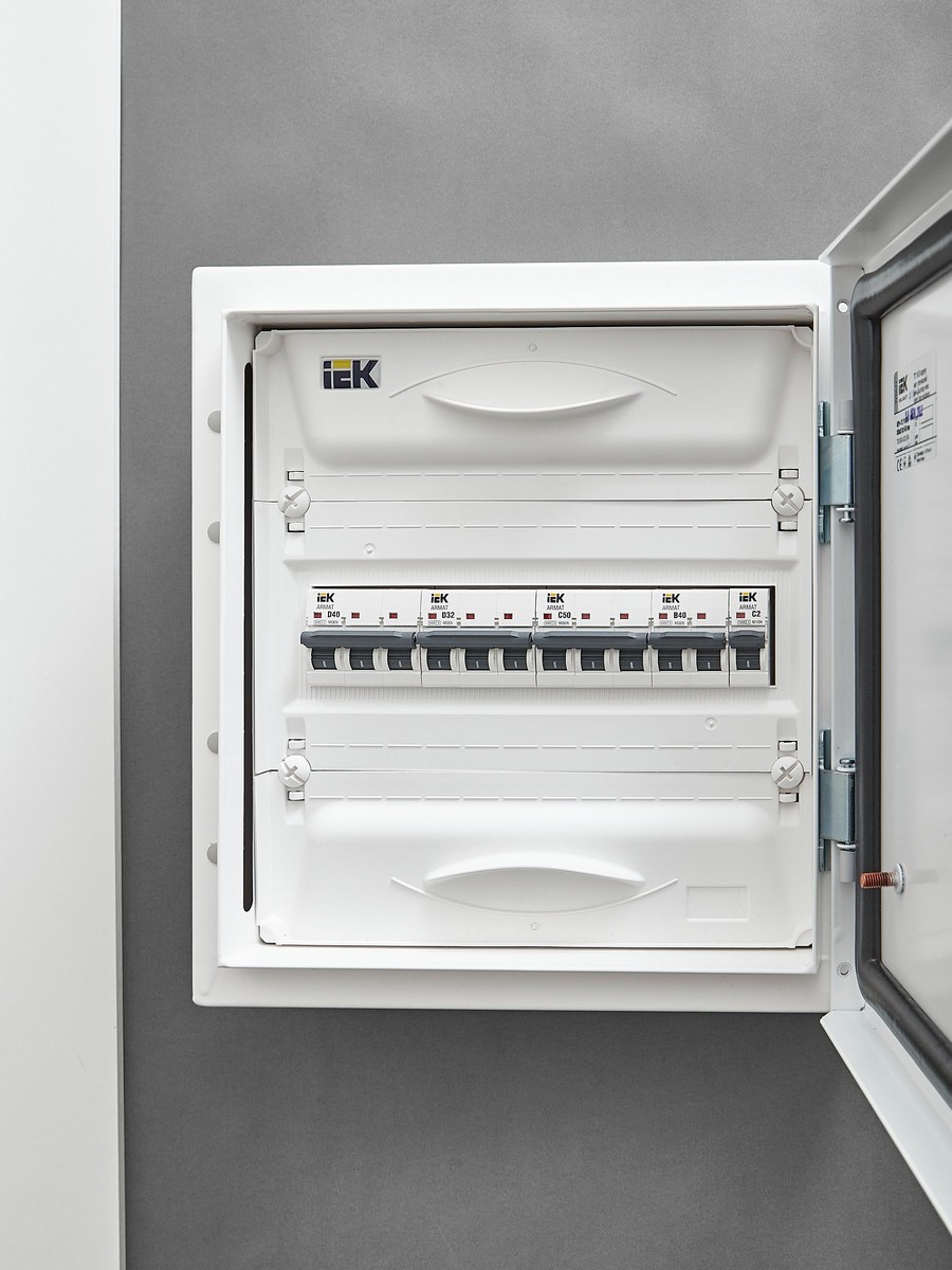 Автоматический выключатель IEK ARMAT M06N 3P D 32А AR-M06N-3-D032