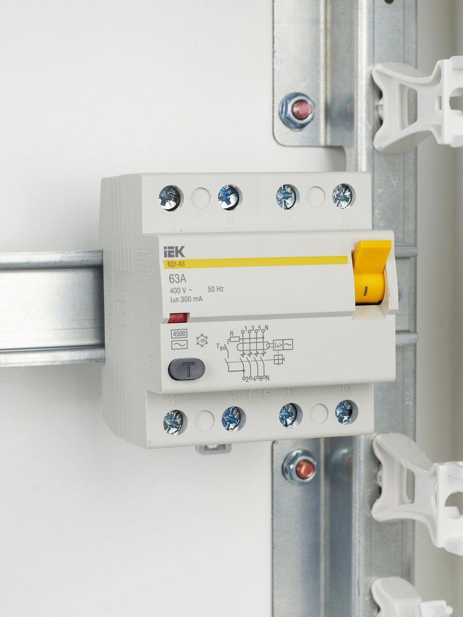 IEK Выключатель дифференциальный IEK KARAT ВД1-63 (УЗО) 4Р 63А 300мА MDV10-4-063-300 