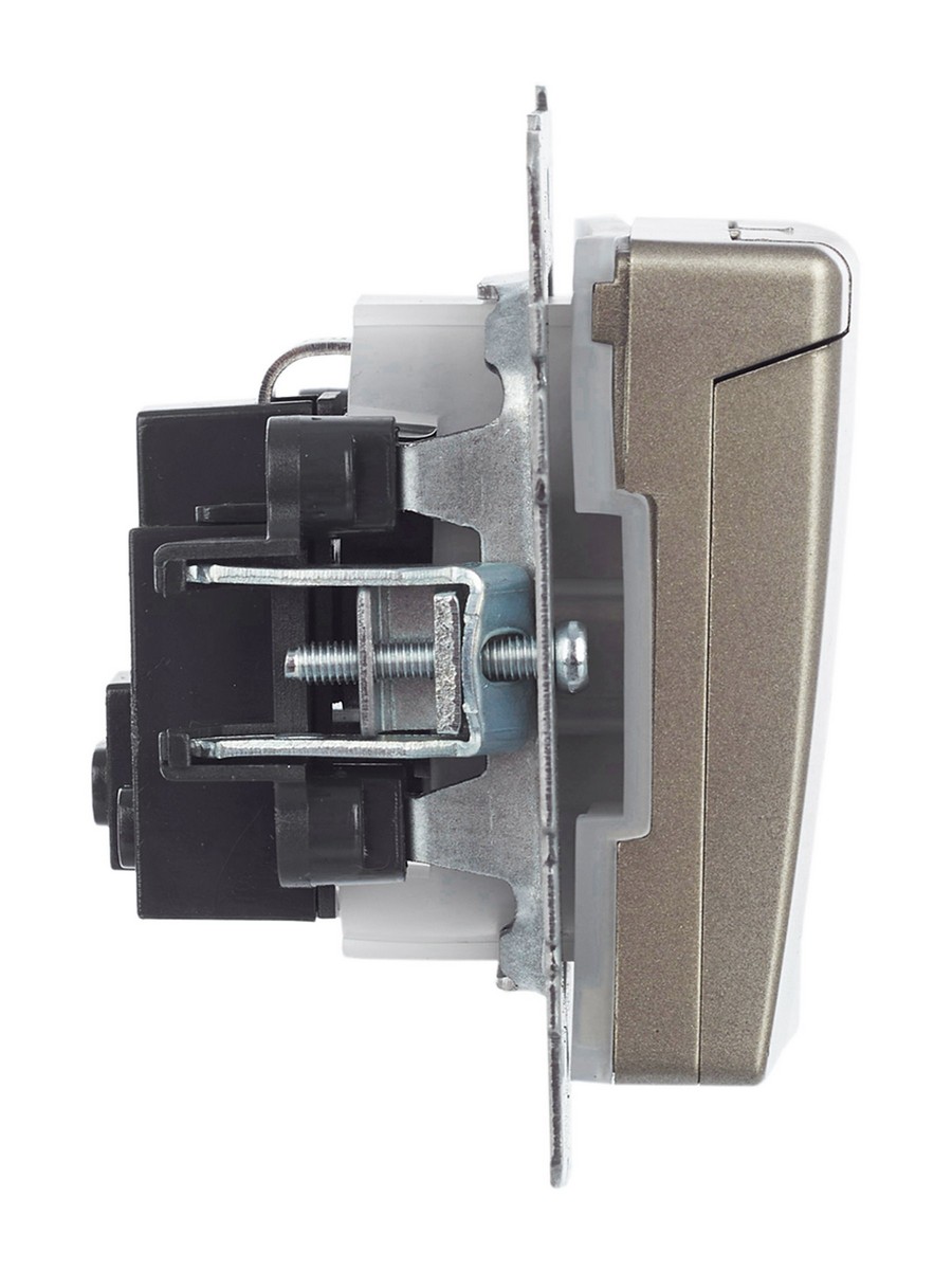 IEK Brite Шампань Розетка IEK BRITE с/з с шторками и крышкой 16А IP44 РСбш10-3-44-БрШ шампань BR-R16-16-44-K37