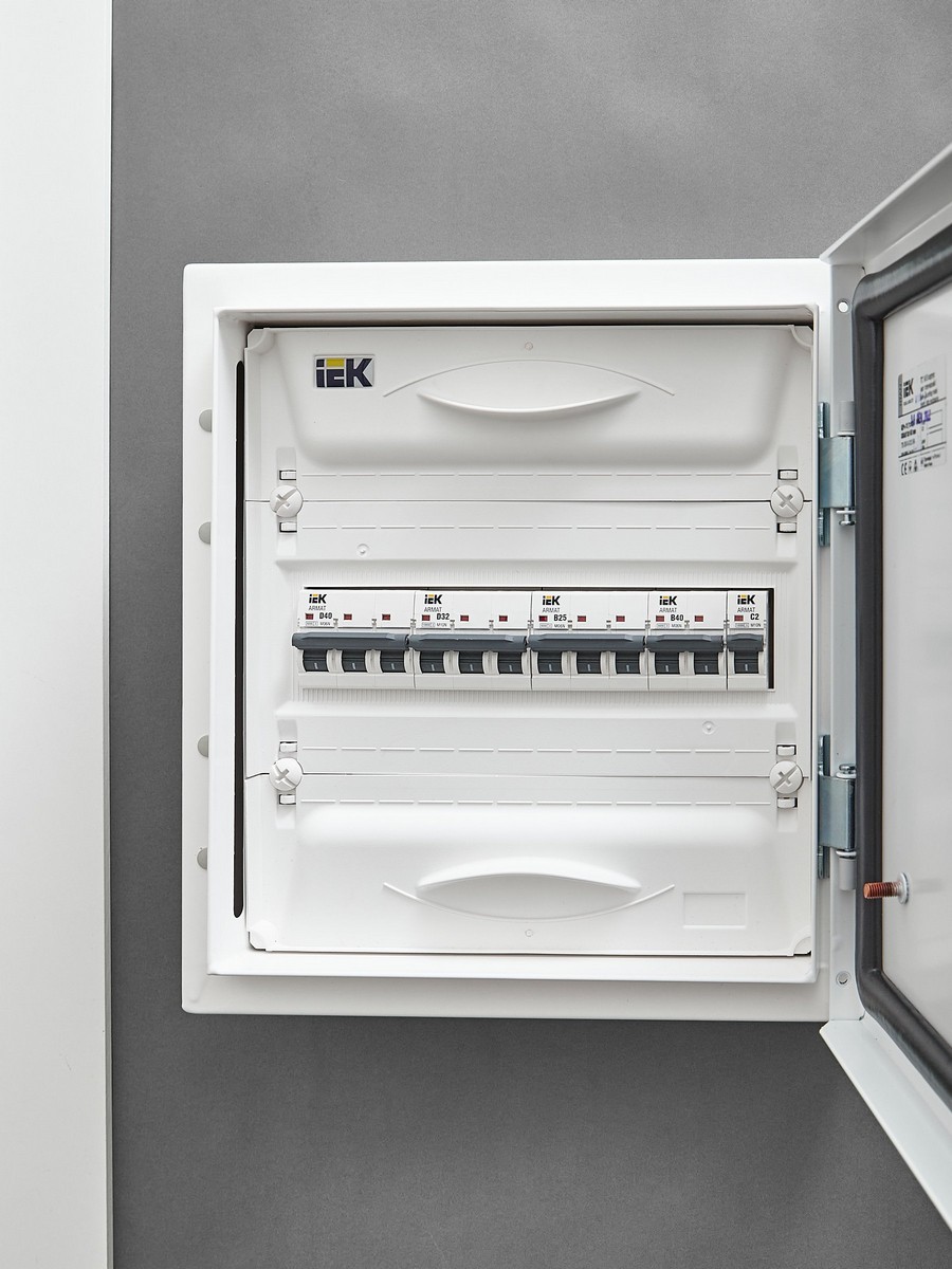 Автоматический выключатель IEK ARMAT M10N 3P D 32А AR-M10N-3-D032