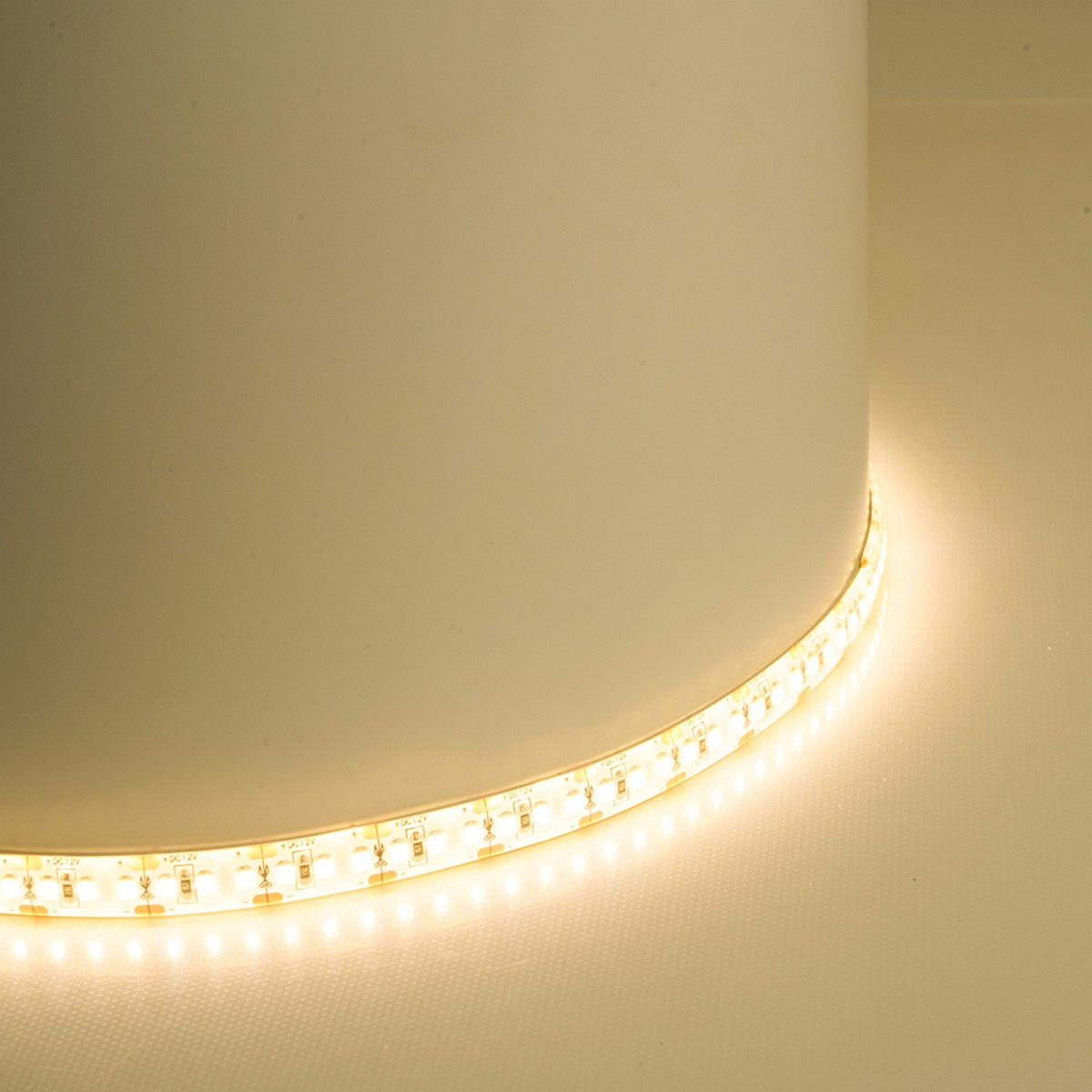 Светодиодная лента белая теплая Светодиодная LED лента Feron LS626 180SMD(2835)/m 17W/m 12V 3000К IP65 51638 