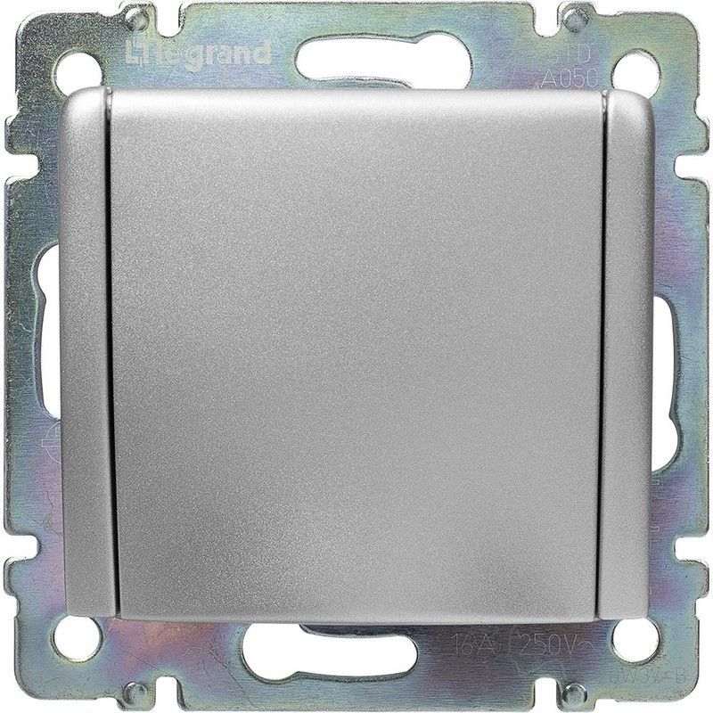 Legrand Valena Classic Алюминий Розетка Legrand Valena Алюминий 1-ая с/з с крышкой 770122