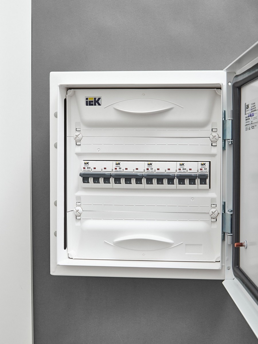 Автоматический выключатель IEK ARMAT M10N 3P D 8А AR-M10N-3-D008