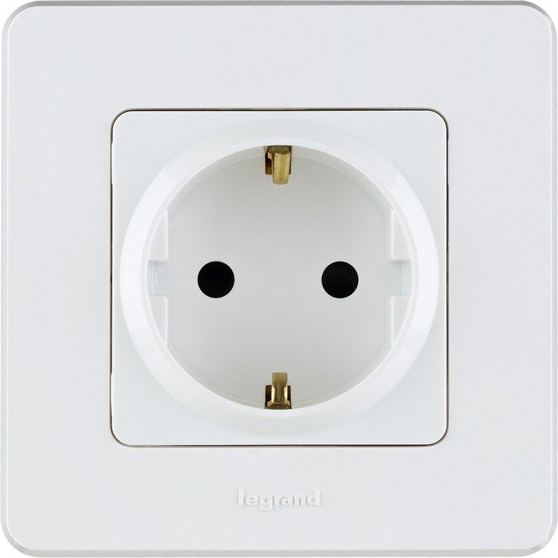 Legrand Inspiria Белый Розетка Legrand INSPIRIA Белый с заземлением со шторками 16 А 250 В 673730