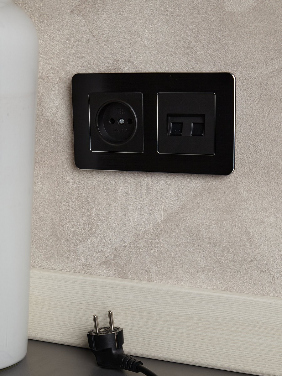 IEK Brite Рамки Рамка IEK BRITE DECOR Черный/алюм металл. скругл.угол 2-м РУ-2-1-Бр RE AL BR-M22-M-21-K02