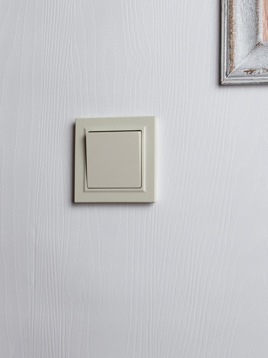 IEK Brite Бежевый Выключатель IEK BRITE 1-клавишный перекрестный 10А ВС10-1-3-БрКр бежевый BR-V13-0-10-K10