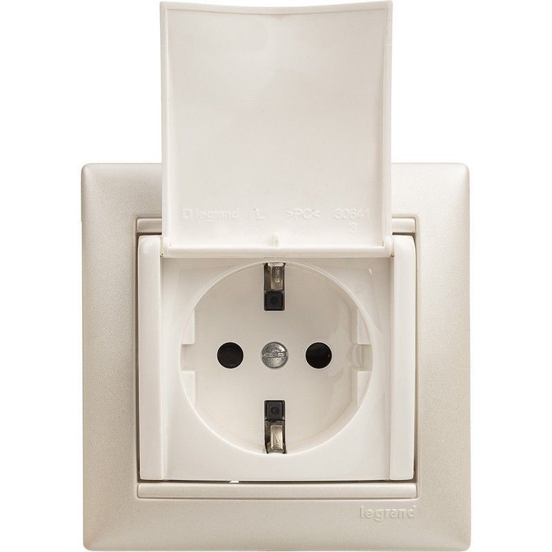 Legrand Valena Classic Белый Розетка Legrand Valena белый 1-ая с/з с крышкой 774422