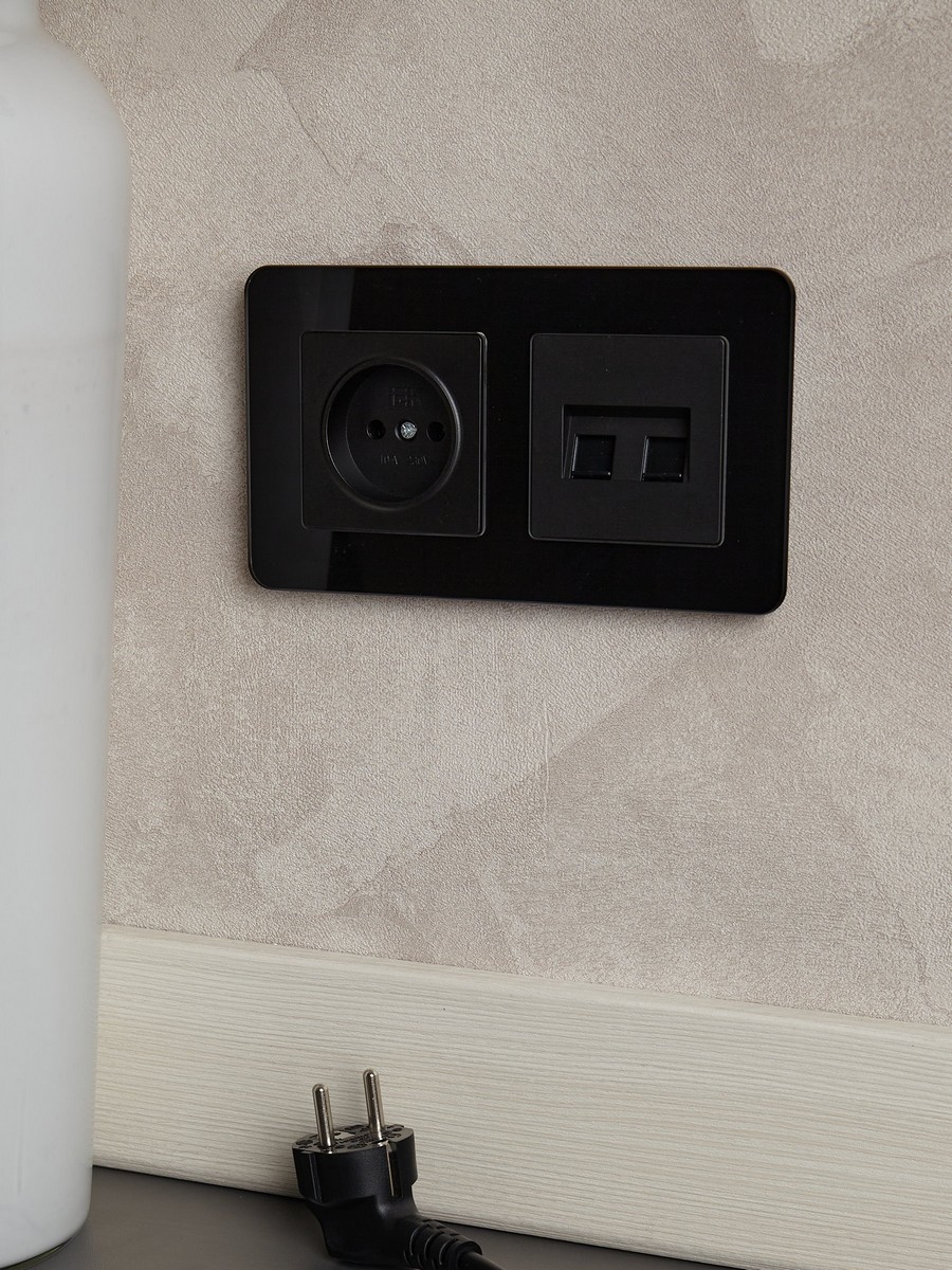 IEK Brite Рамки Рамка IEK BRITE DECOR Черный матовый стекло скругл.угол 2-мест. РУ-2-2-Бр RE BR-M22-G-41-K02