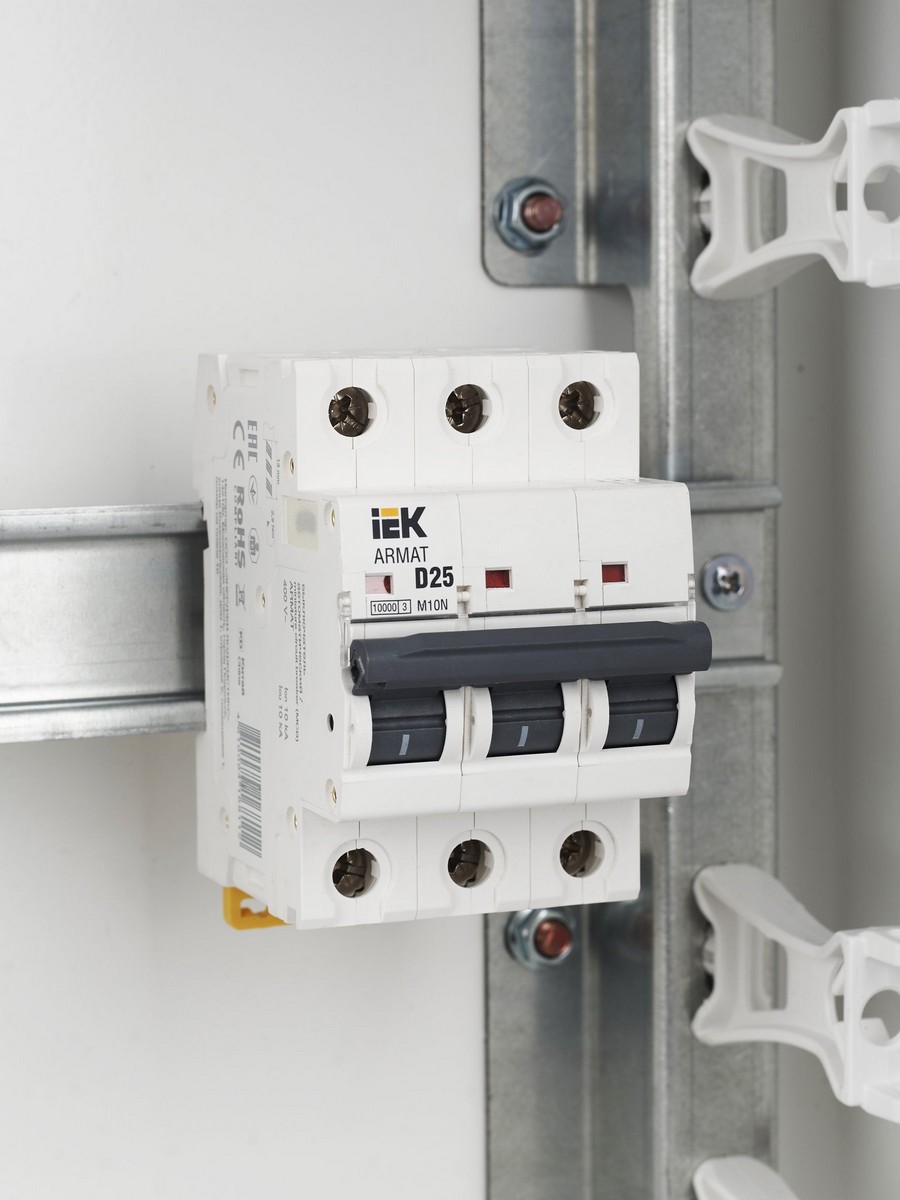 3 полюсные (трехполюсные) Автоматический выключатель IEK ARMAT M10N 3P D 25А AR-M10N-3-D025 
