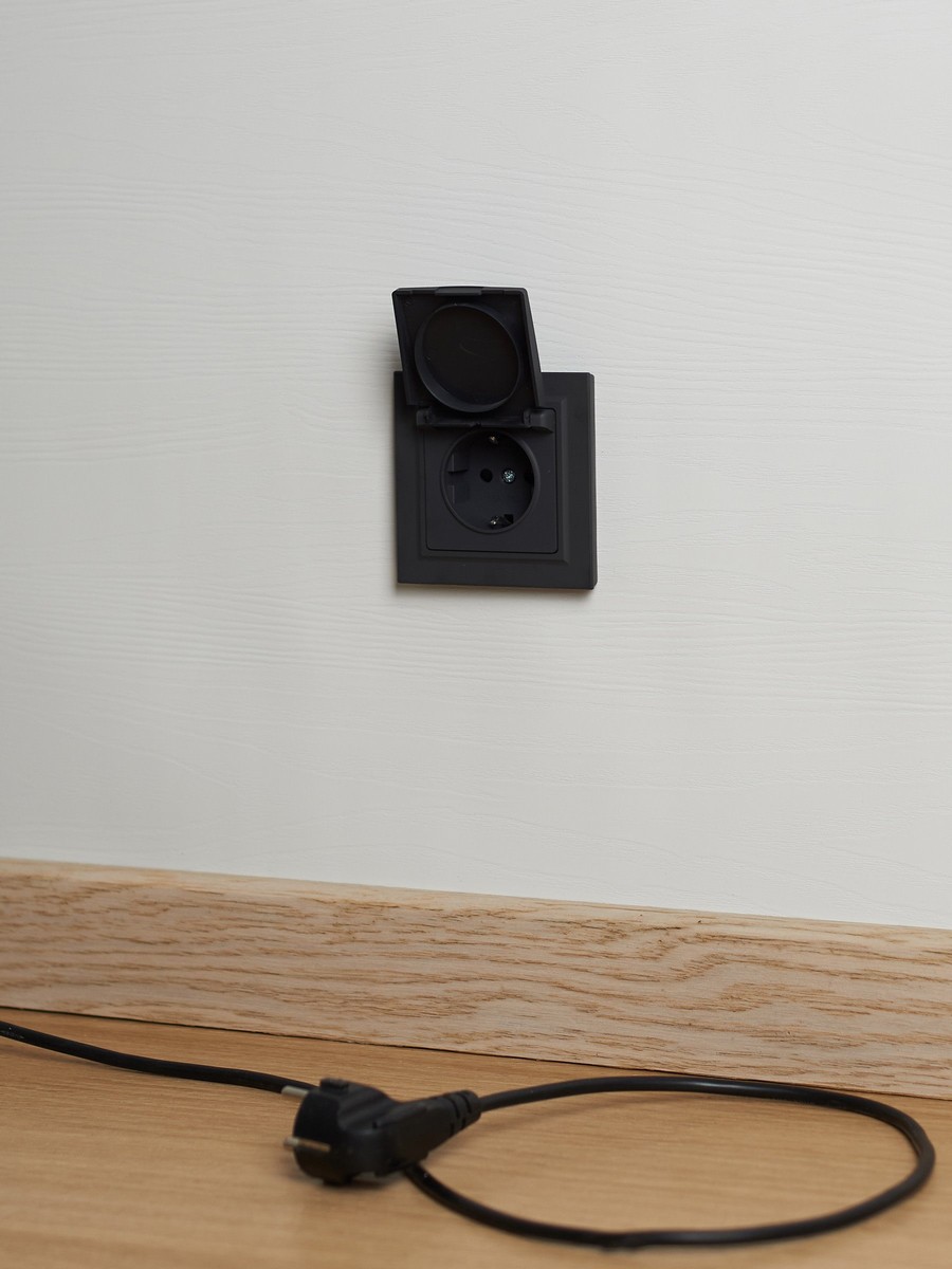 Розетка IEK BRITE с/з с шторками и крышкой 16А IP44 РСбш10-3-44-БрГ графит BR-R16-16-44-K53
