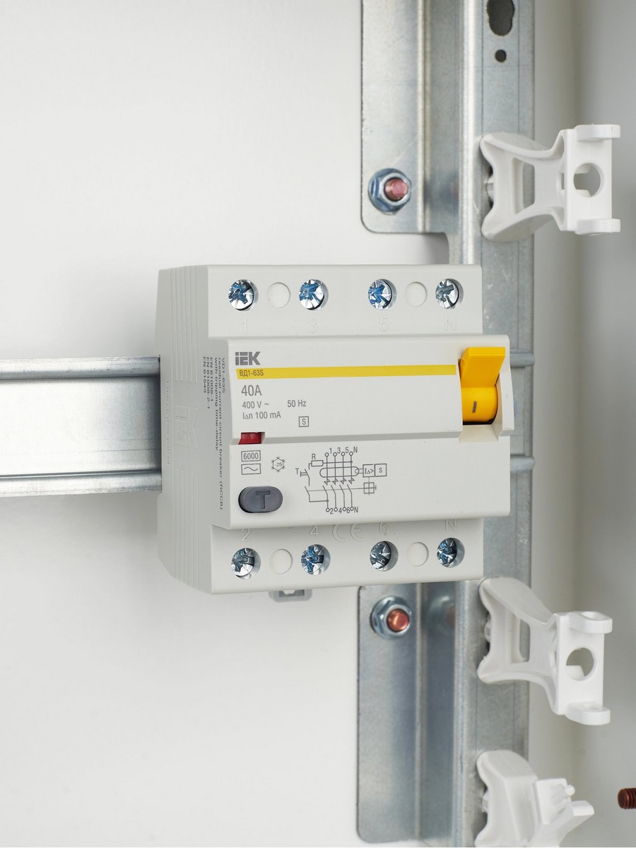 IEK Выключатель дифференциальный IEK KARAT ВД1-63S 4Р 40А 100мА MDV12-4-040-100 