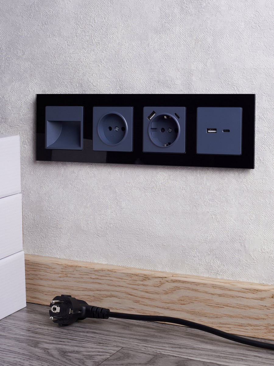 IEK Brite Рамки Рамка IEK BRITE 4-местная РУ-4-2-БрЧ стекло черный BR-M42-G-K02