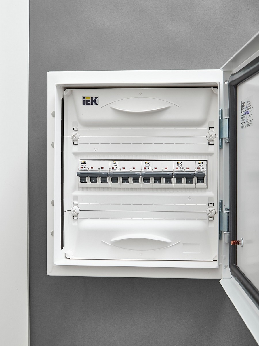 Автоматический выключатель IEK ARMAT M06N 3P D 4А AR-M06N-3-D004