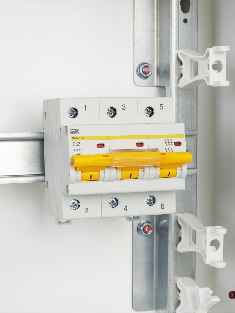 3 полюсные (трехполюсные) Автоматический выключатель IEK KARAT ВА 47-100 3Р 63А 10 кА х-ка С MVA40-3-063-C 
