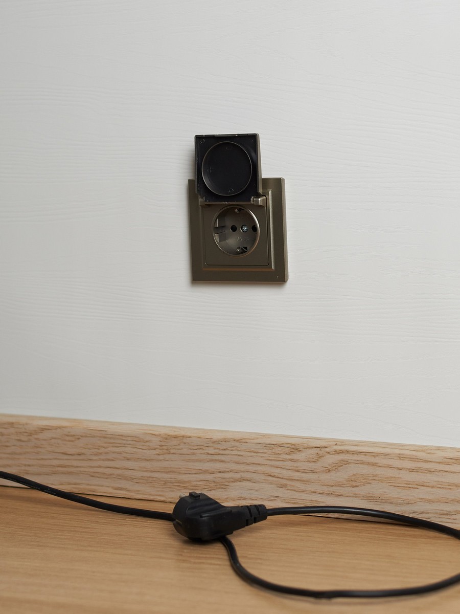 Розетка IEK BRITE с/з с шторками и крышкой 16А IP44 РСбш10-3-44-БрШ шампань BR-R16-16-44-K37