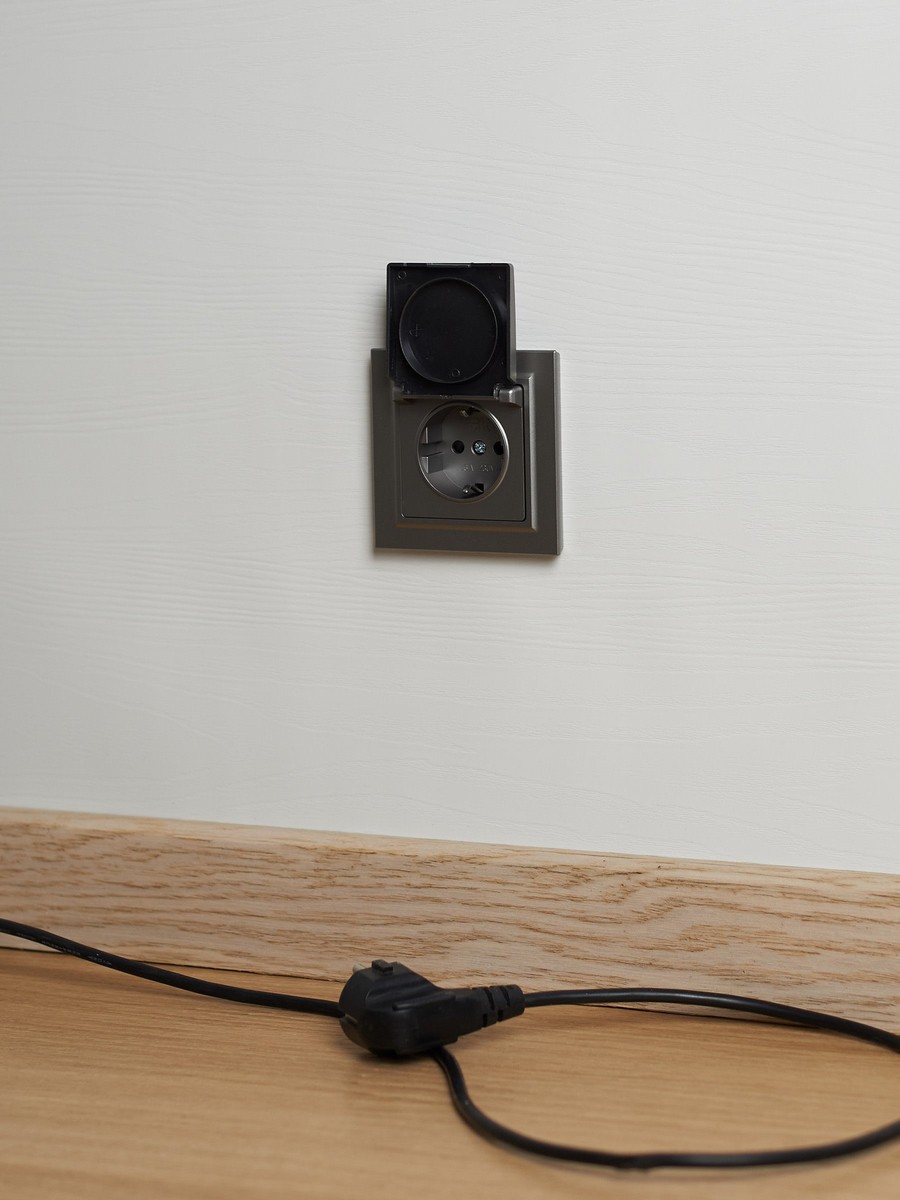 Розетка IEK BRITE с/з с шторками и крышкой 16А IP20 РСбш10-3-БрС сталь BR-R16-16-K46