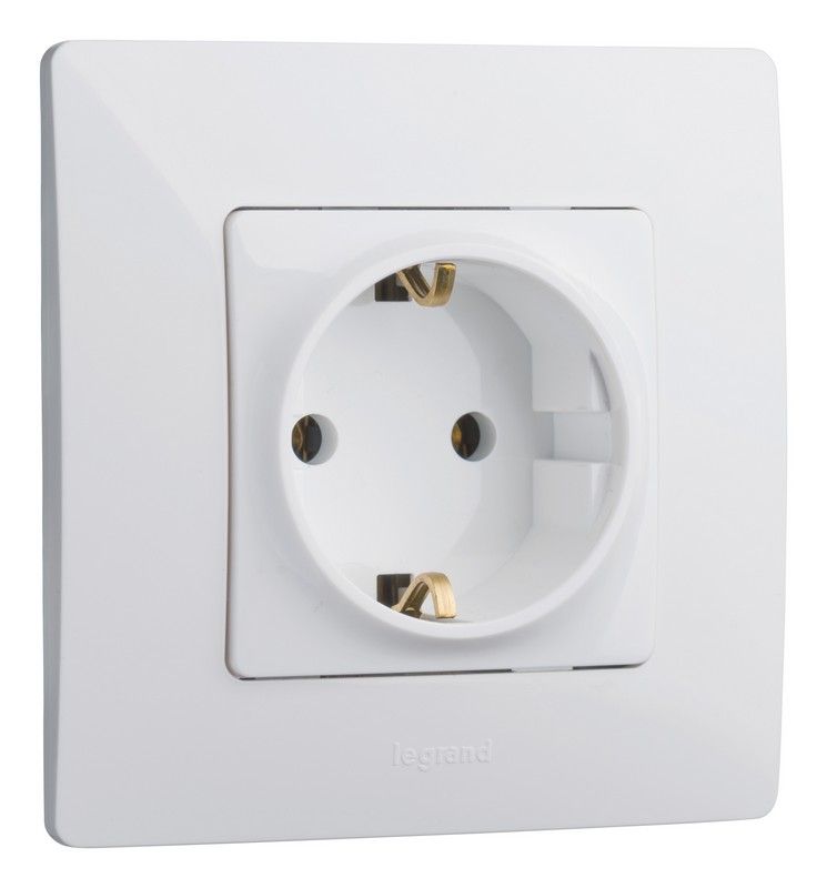 Legrand Etika Белый Розетка электрическая Legrand Etika белый с/з, винт. клем. 672221