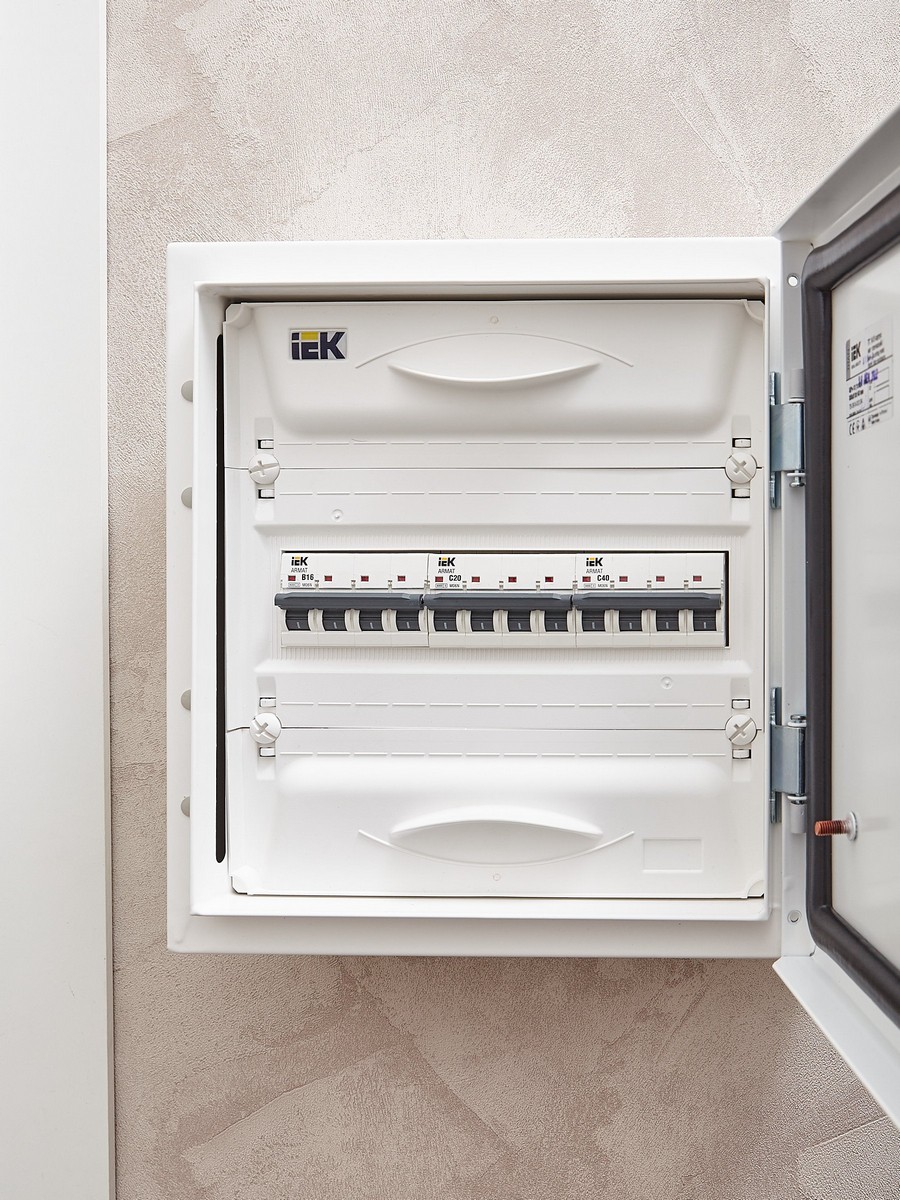 Автоматический выключатель IEK ARMAT M06N 4P C 20А AR-M06N-4-C020