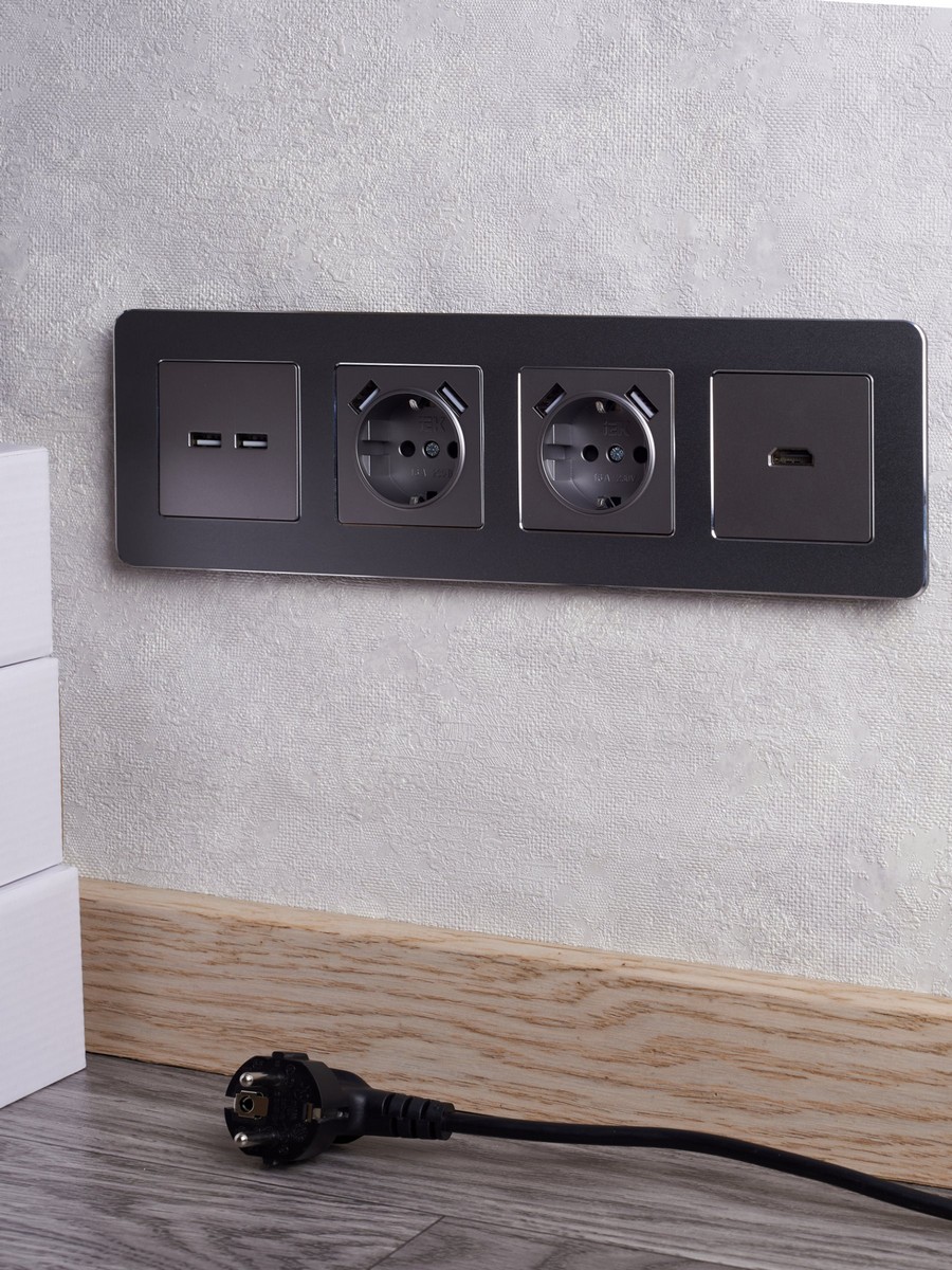 IEK Brite Сталь Розетка IEK BRITE с с/з и шторками 16А с USB A+A 2,1А РЮш10-1-БрС сталь BR-R14-16-U21-D21-K46