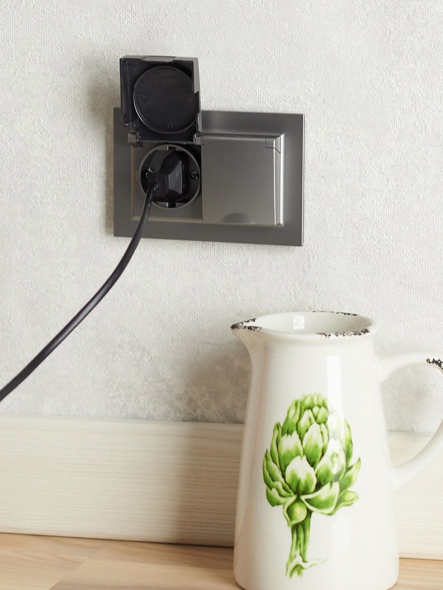 IEK Brite Сталь Розетка IEK BRITE 2-ая с/з с шторками и крышкой 16А в сборе IP44 РСбш12-3-44-БрС сталь BR-R26-16-44-