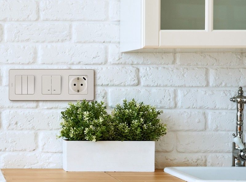 Legrand Inspiria Слоновая кость Выключатель Legrand INSPIRIA Слоновая кость трехклавишный 10 AX 250 В 673641