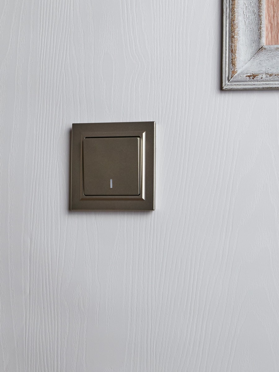 IEK Brite Шампань Выключатель IEK BRITE BASE Шампань 1-кл. прох. с инд. 10А ВС10-1-7-БрШ BR-V12-1-10-K37