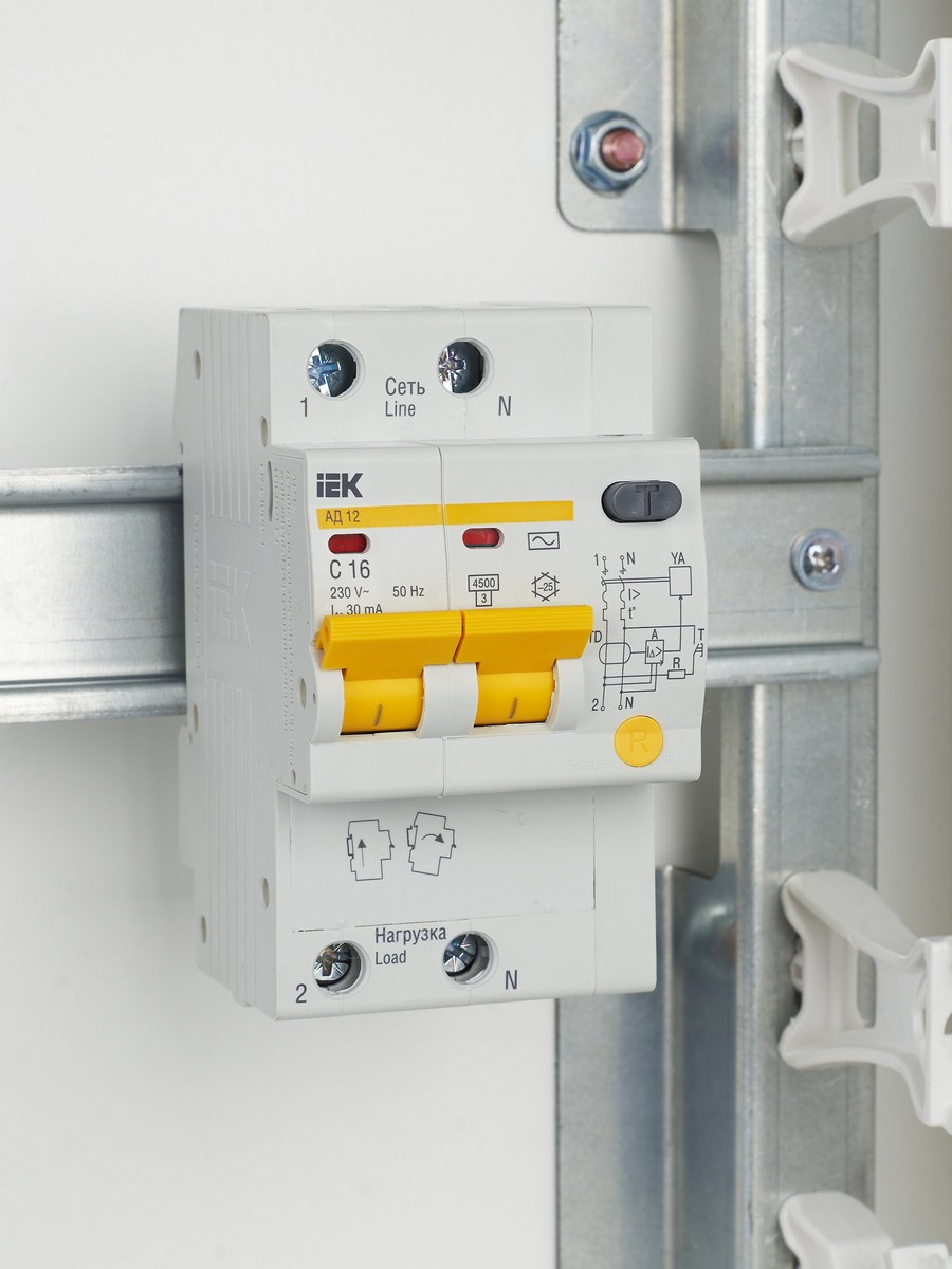 IEK Дифференциальный автоматический выключатель IEK KARAT АД12 2Р 16А 30мА MAD10-2-016-C-030 