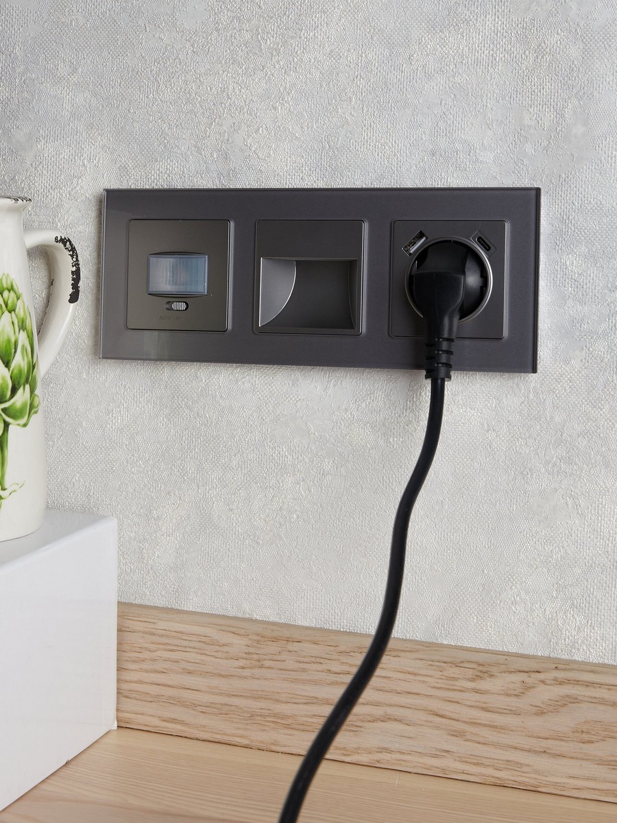 Розетка IEK BRITE с с/з и шторками 16А с USB A+C 18Вт РЮш11-1-БрС сталь BR-R14-16-U22-018-K46
