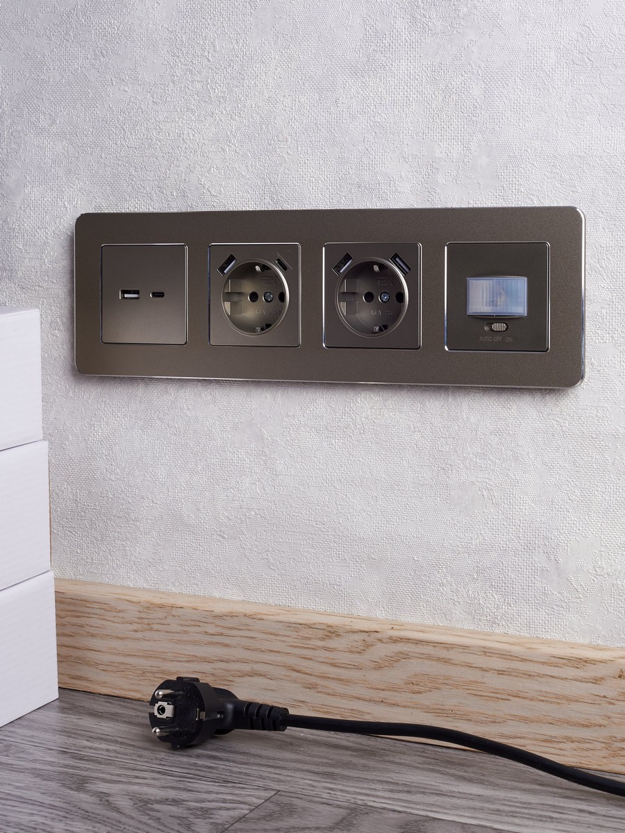 IEK Brite Шампань Розетка IEK BRITE с с/з и шторками 16А с USB A+A 2,1А РЮш10-1-БрШ шампань BR-R14-16-U21-D21-K37