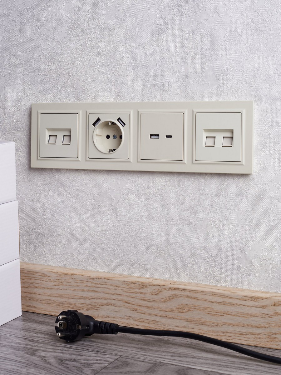Розетка IEK BRITE с с/з и шторками 16А с USB A+A 2,1А РЮш10-1-БрКр бежевый BR-R14-16-U21-D21-K10