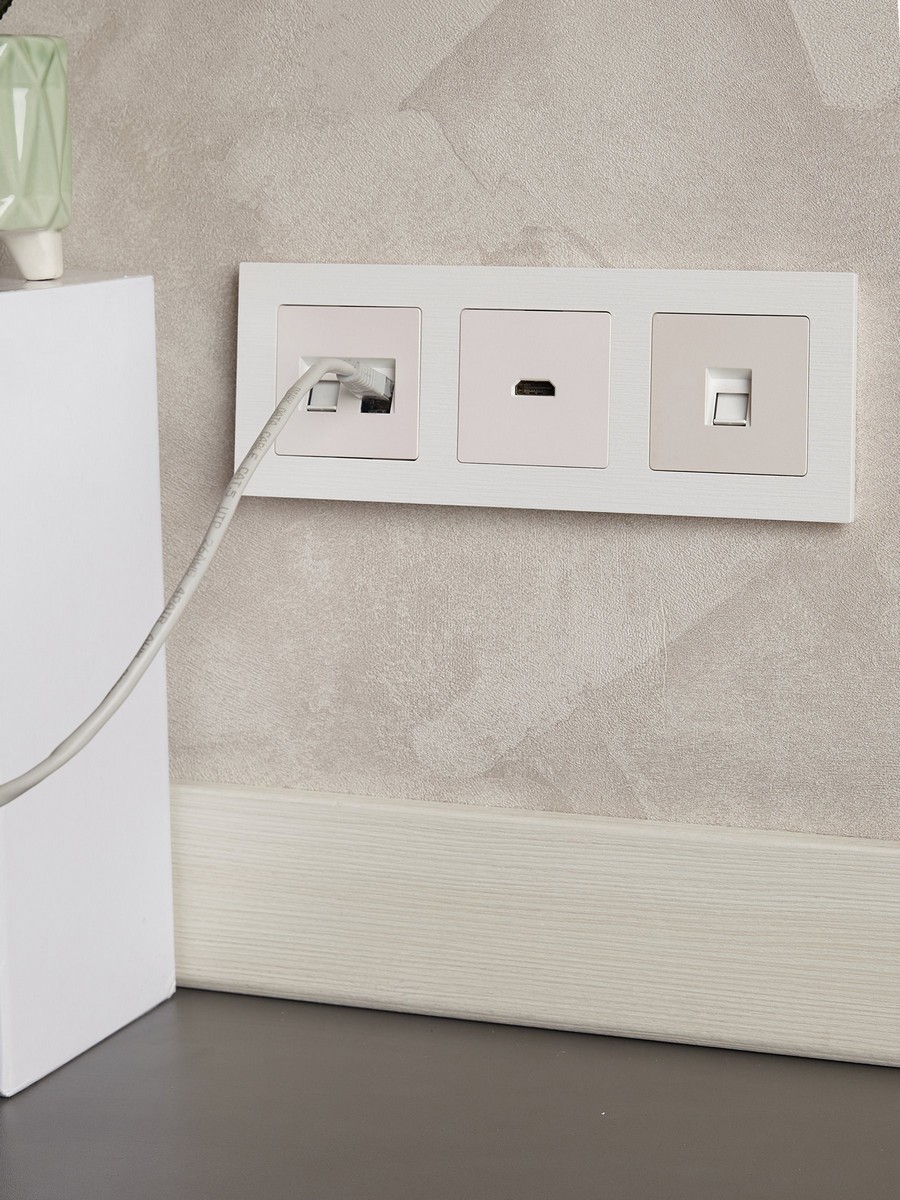 IEK Brite Рамки Рамка IEK BRITE DECOR Белый рифленый 3-м РУ-3-Бр BR-M32-51-K01