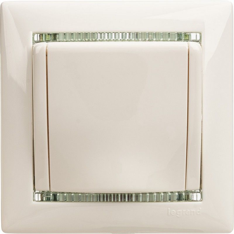 Legrand Valena Classic Белый Розетка Legrand Valena белый 1-ая с/з с крышкой 774422