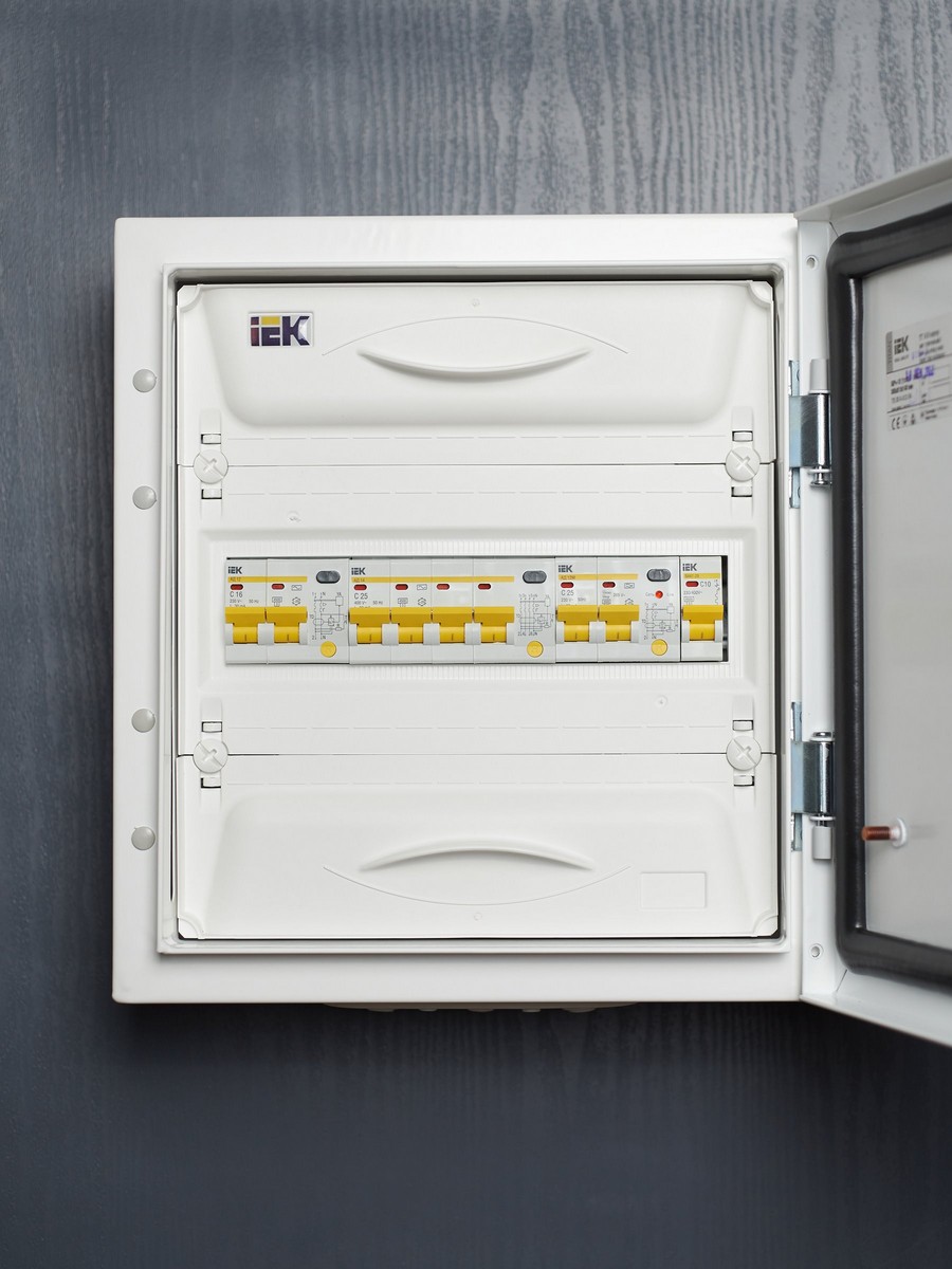 Дифференциальный автоматический выключатель IEK KARAT АД12М 2Р С25 30мА MAD12-2-025-C-030