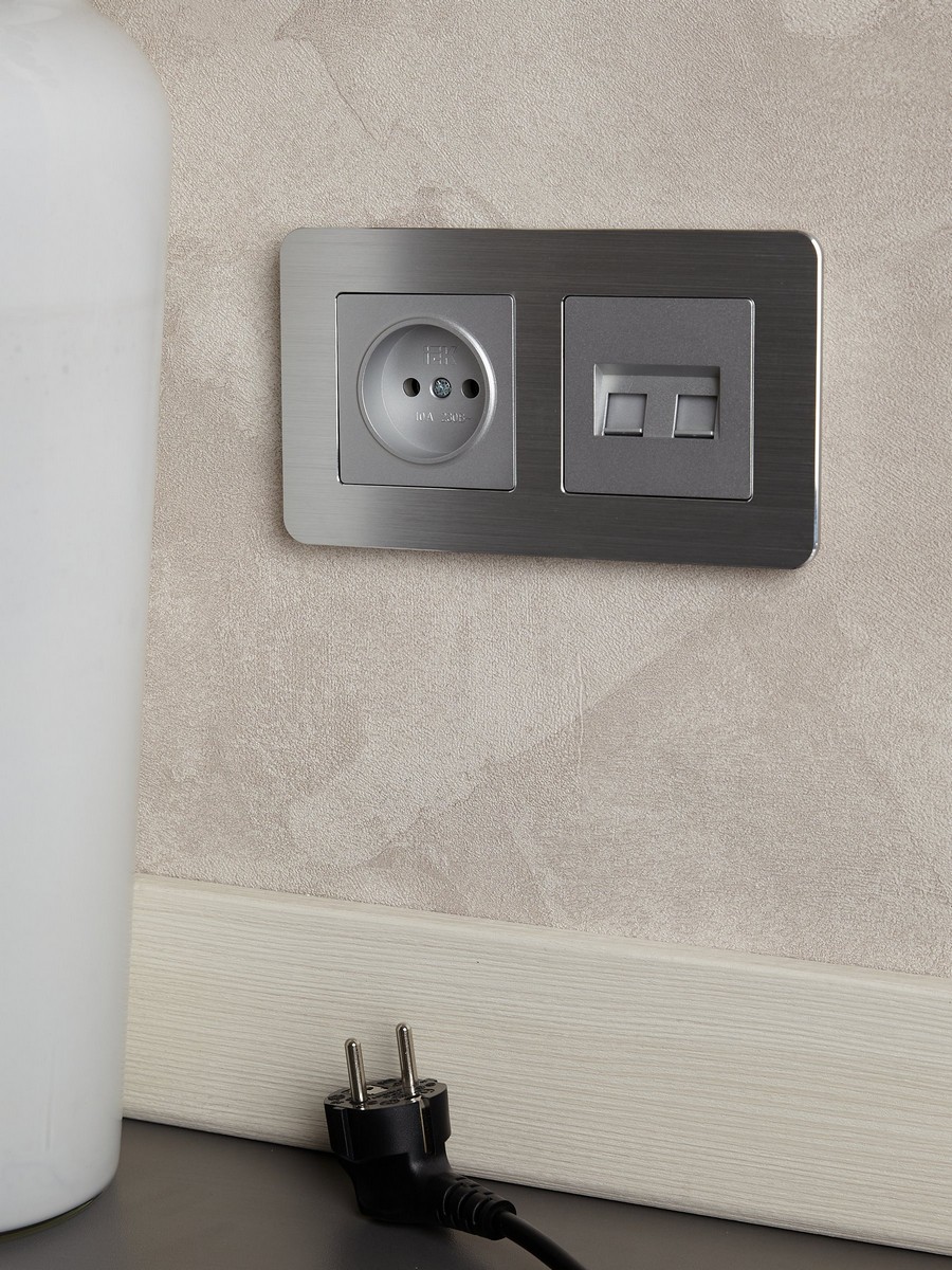 Рамка IEK BRITE DECOR Алюминий/алюм метал. скругл.угол 2-м РУ-2-1-Бр RE AL BR-M22-M-21-K47
