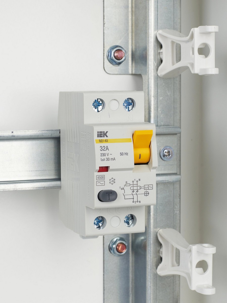 IEK Выключатель дифференциальный IEK KARAT ВД1-63 (УЗО) 2Р 32А 30мА MDV10-2-032-030 