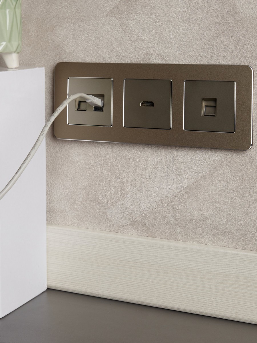 IEK Brite Рамки Рамка IEK BRITE DECOR Латунь металл. скругл.угол 3-м РУ-3-1-Бр RE BR-M32-M-01-K49