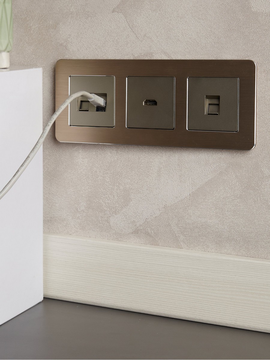 IEK Brite Рамки Рамка IEK BRITE DECOR Шампань металл. скругл.угол 3-м РУ-3-1-Бр RE AL BR-M32-M-21-K37