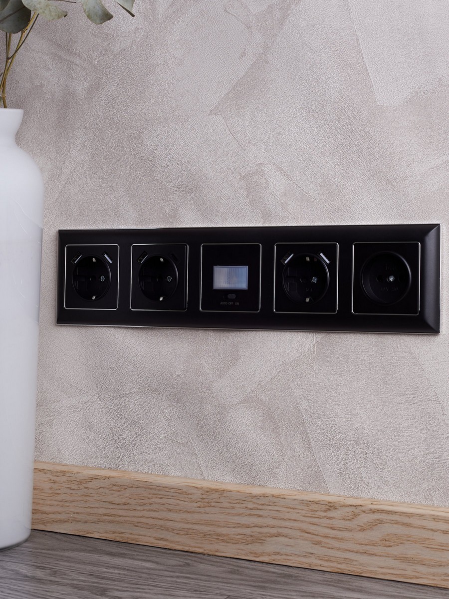 IEK Brite Рамки Рамка IEK BRITE DECOR Черный/хром 3D-форма 5-м РУ-5-Бр BR-M52-12-2-K23