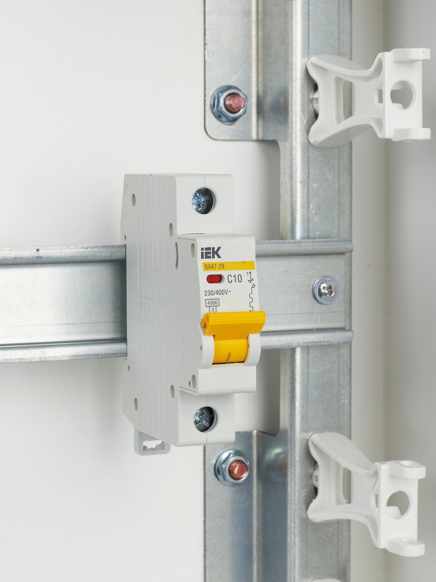 1 полюсные (однополюсные) Автоматический выключатель IEK KARAT ВА47-29 1Р 10А 4,5кА х-ка С MVA20-1-010-C 