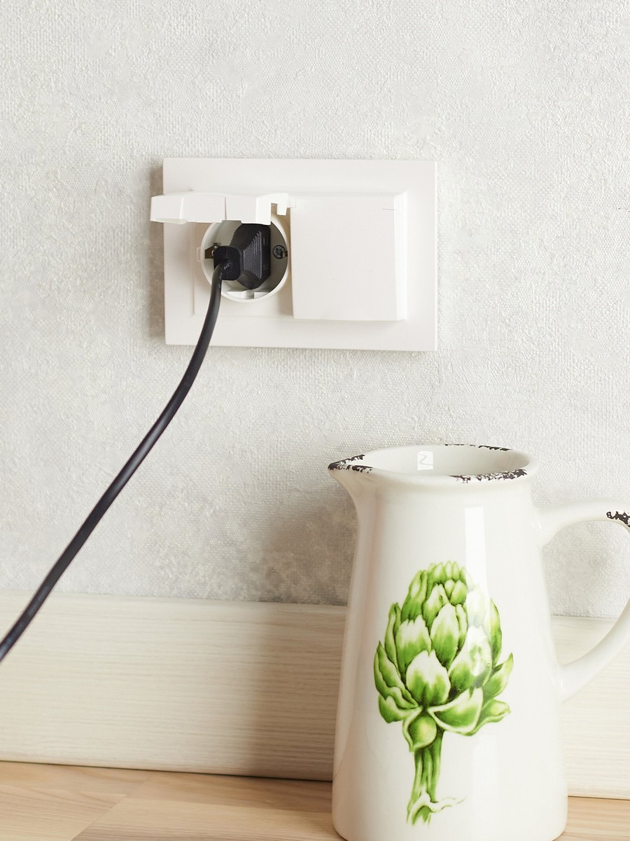 Розетка IEK BRITE 2-ая с/з с шторками и крышкой 16А в сборе IP44 РСбш12-3-44-БрЖ жемчуг BR-R26-16-44