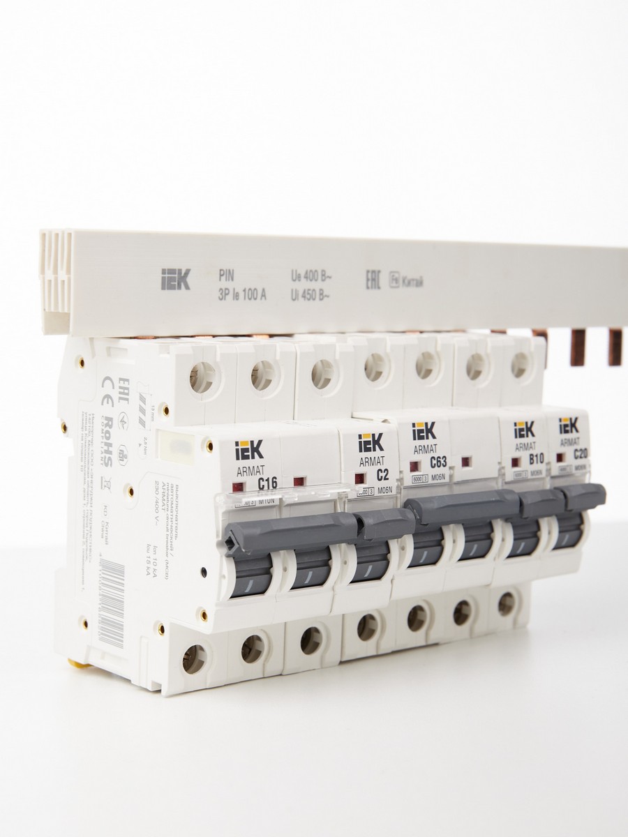 Комплектующие для щитов Шина соединительная IEK ( гребенка )типа PIN (штырь) 1Р 63А один метр 