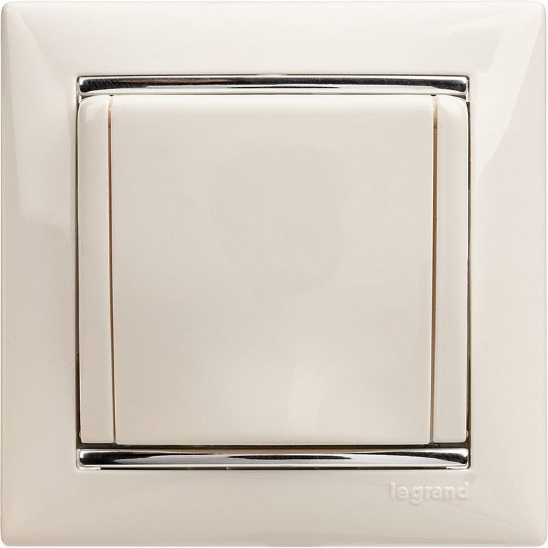 Legrand Valena Classic Белый Розетка Legrand Valena белый 1-ая с/з с крышкой 774422
