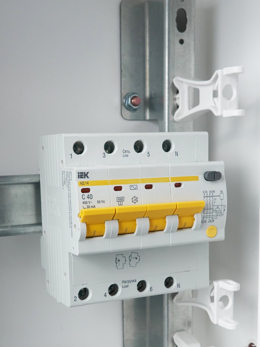 IEK Дифференциальный автоматический выключатель IEK KARAT АД14 4P 40A 30мА MAD10-4-040-C-030 