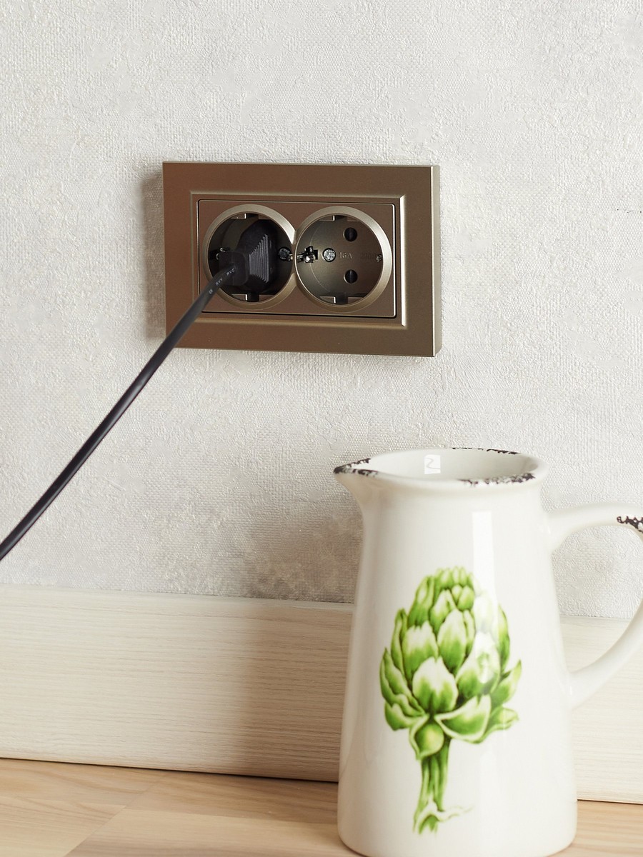 IEK Brite Шампань Розетка IEK BRITE 2-ая с/з с шторками 16А в сборе РСш12-3-БрШ шампань BR-R24-16-K37-F