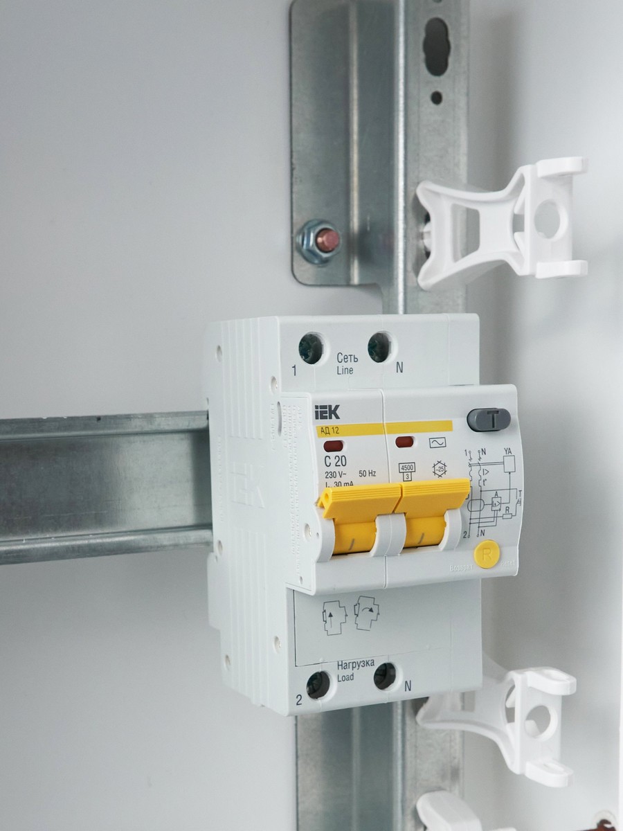 IEK Дифференциальный автоматический выключатель IEK KARAT АД12 2Р 20А 30мА MAD10-2-020-C-030 