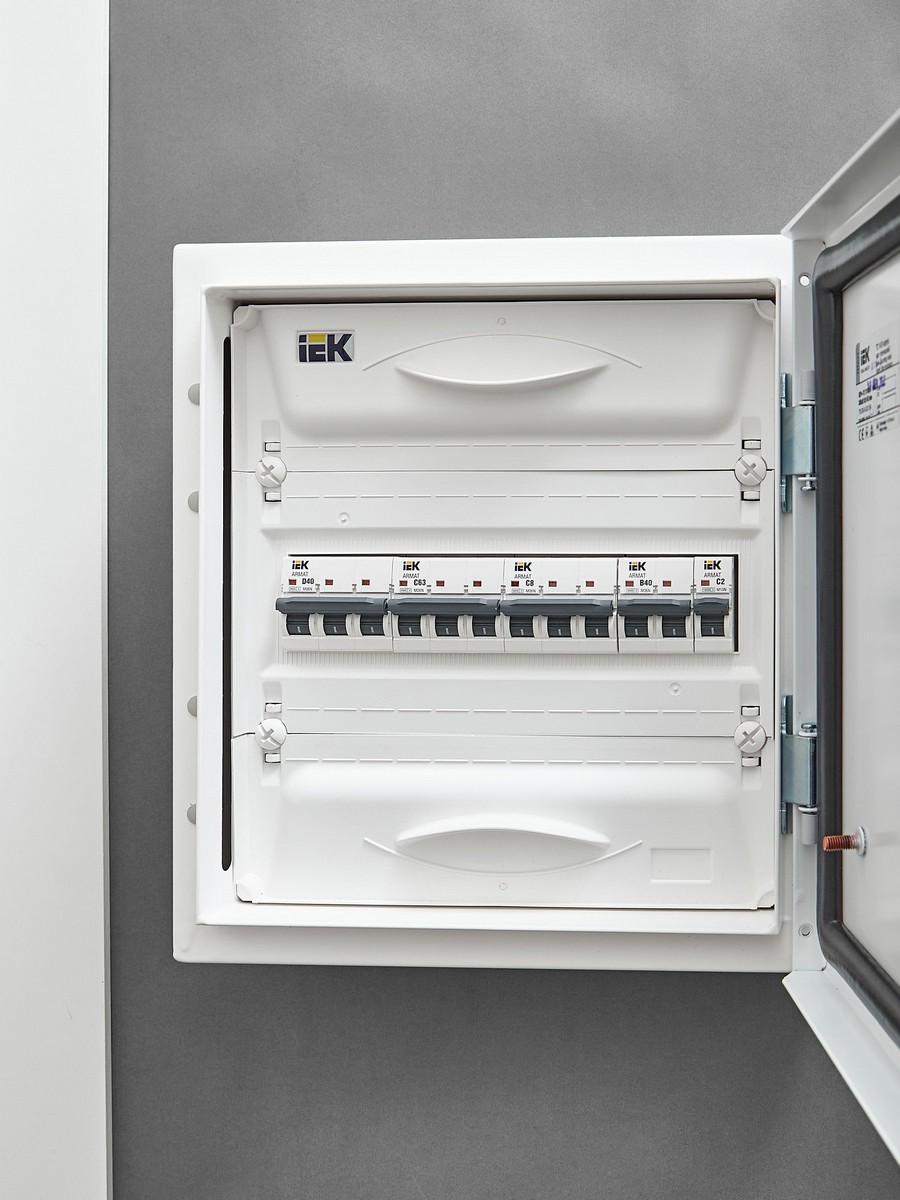 Автоматический выключатель IEK ARMAT M06N 3P C 8А AR-M06N-3-C008