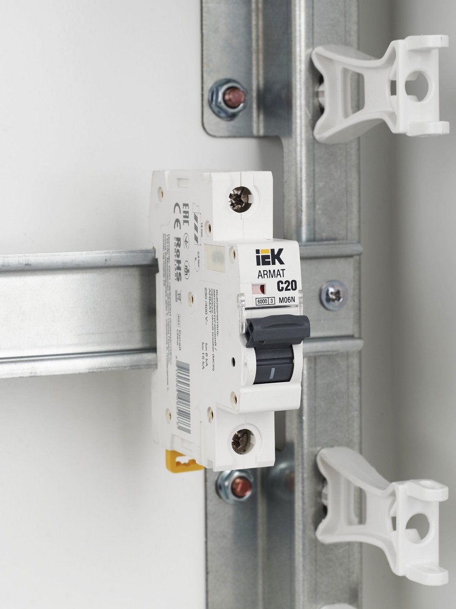 1 полюсные (однополюсные) Автоматический выключатель IEK ARMAT M06N 1P C 20А AR-M06N-1-C020 