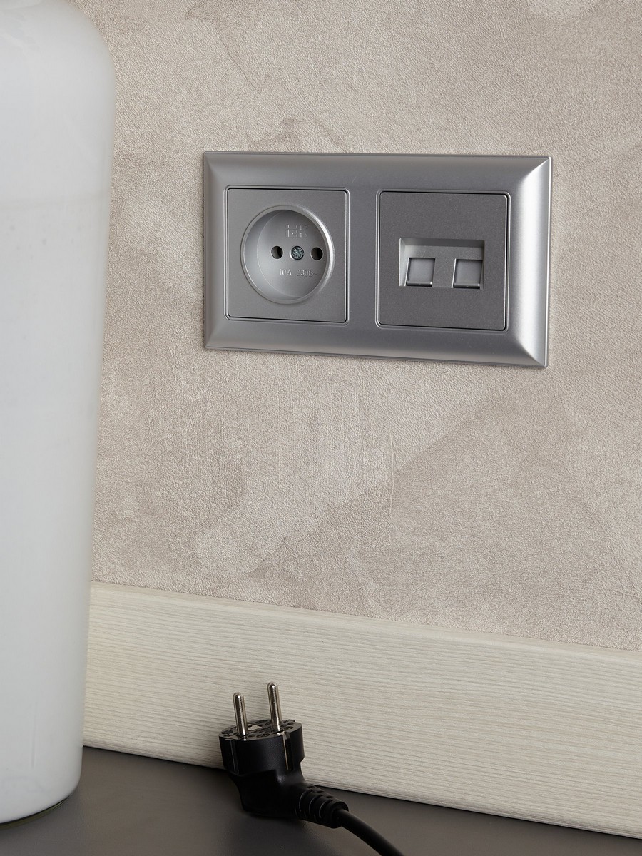 Рамка IEK BRITE DECOR Алюминий 3D-форма 2-м РУ-2-Бр BR-M22-12-K47