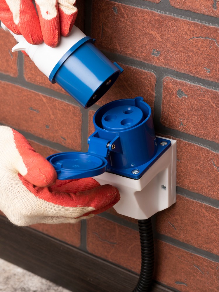 Силовые разъемы и вилки Вилка EKF PROxima переносная 023 2Р+РЕ 32А 220В IP44 ps-023-32-220 